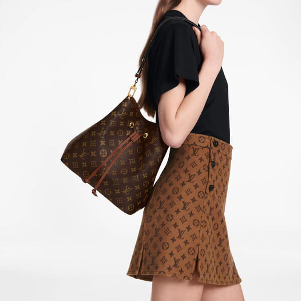  ★偽物フェミニンさが際立つアイコンバッグ M44020